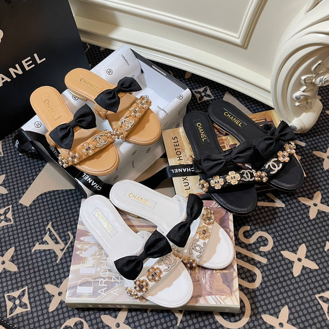 Pantoffeln mit Perlenschmuck-Schleife