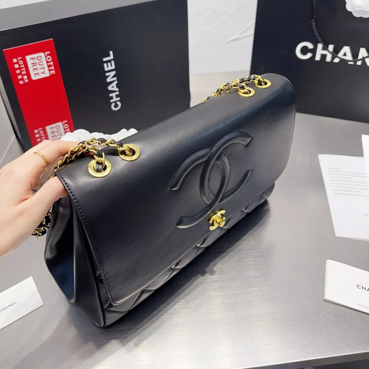 Pharrell Schultertasche aus Leder mit Kette