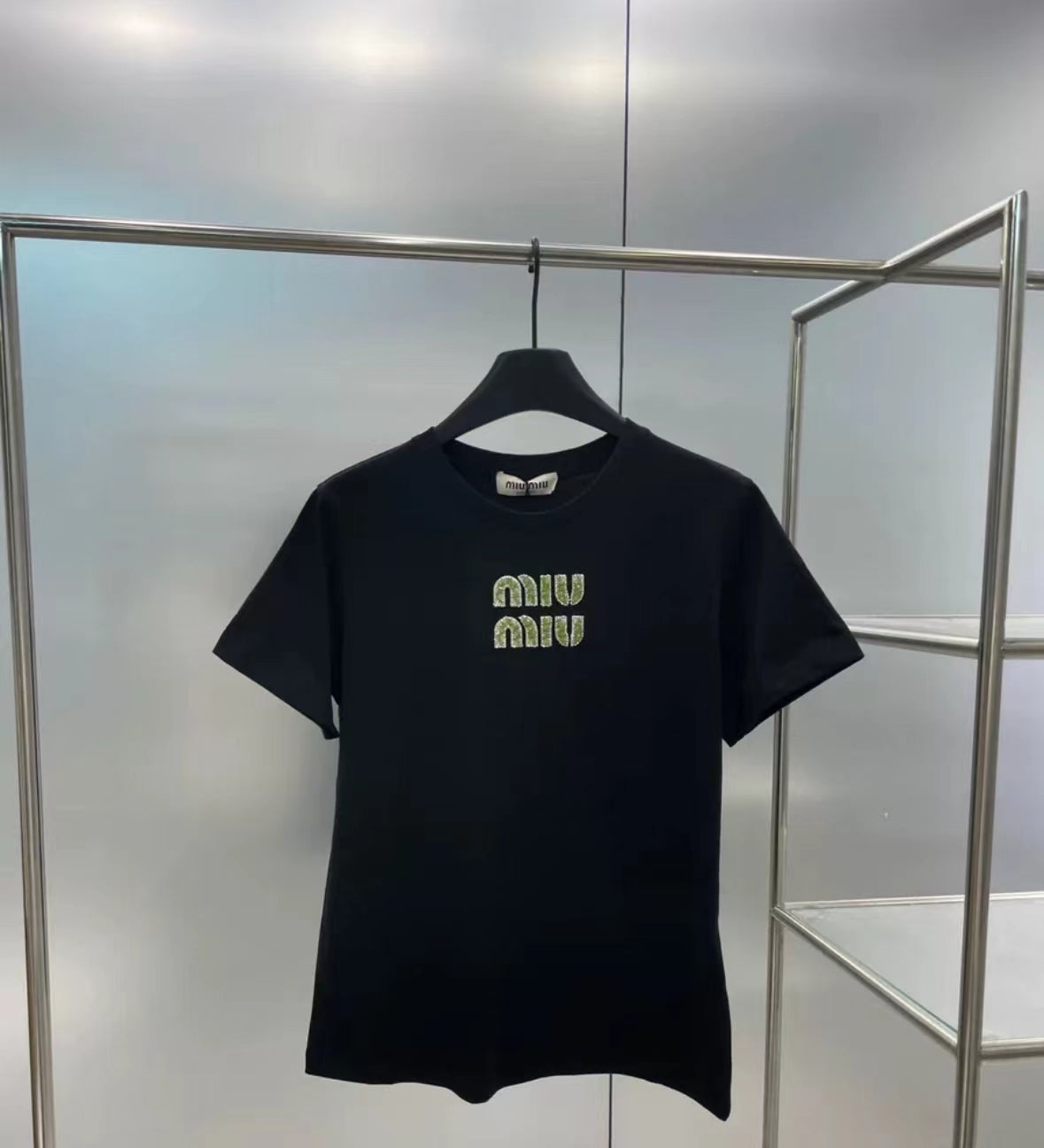Grünes Strass-Buchstaben-T-Shirt