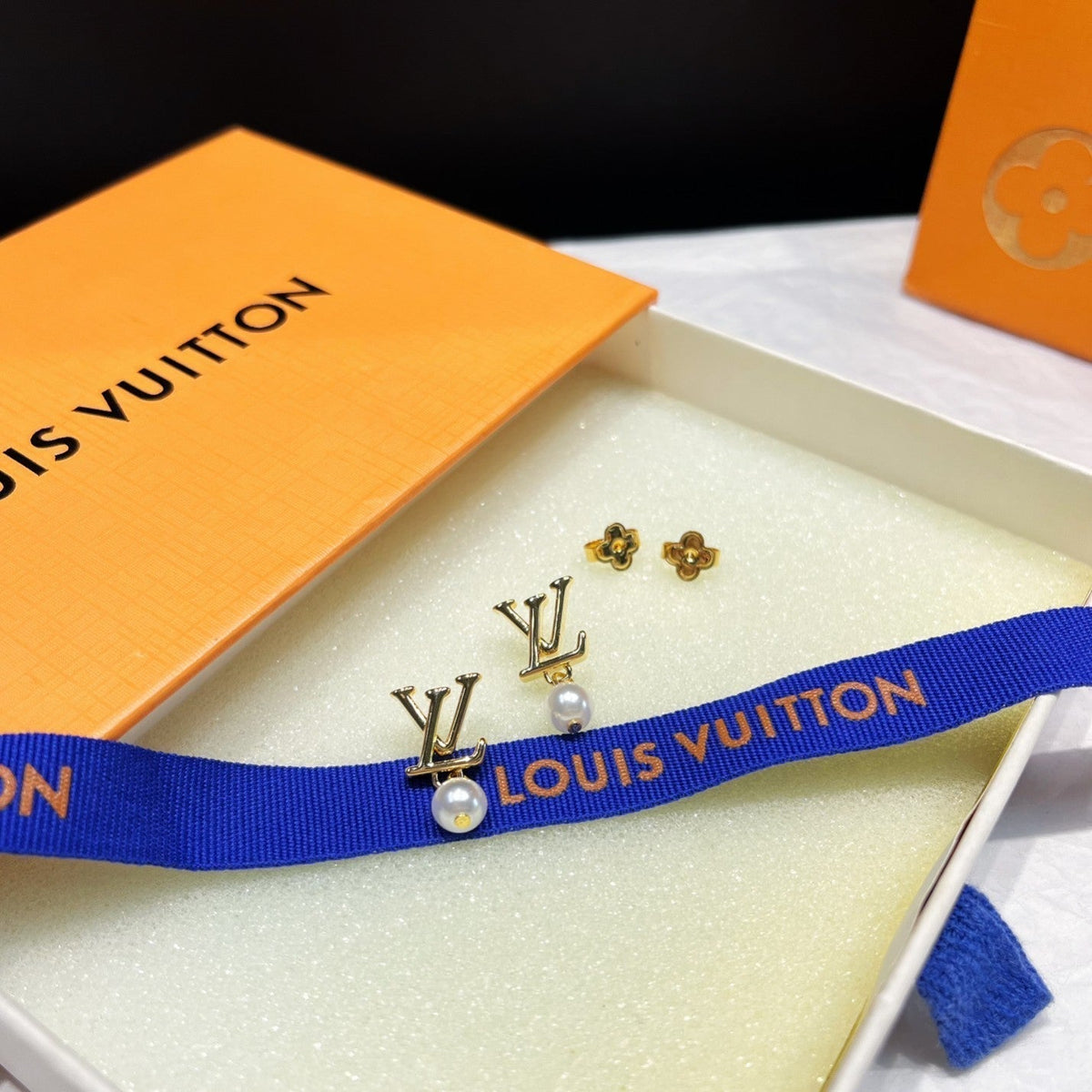 Ikonisches Logo Perlenschmuck-Set