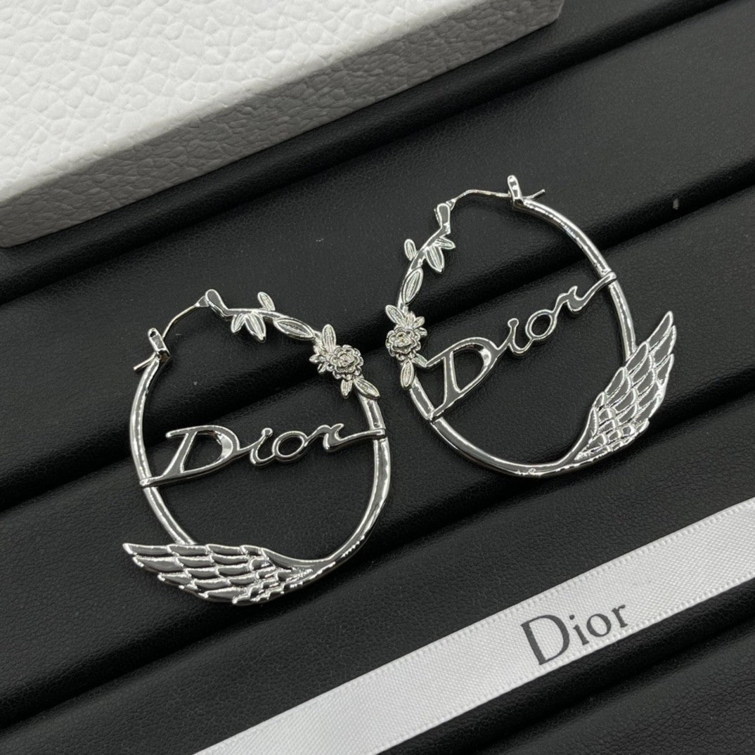 Ohrringe mit Flügeln, Blumen und Buchstaben