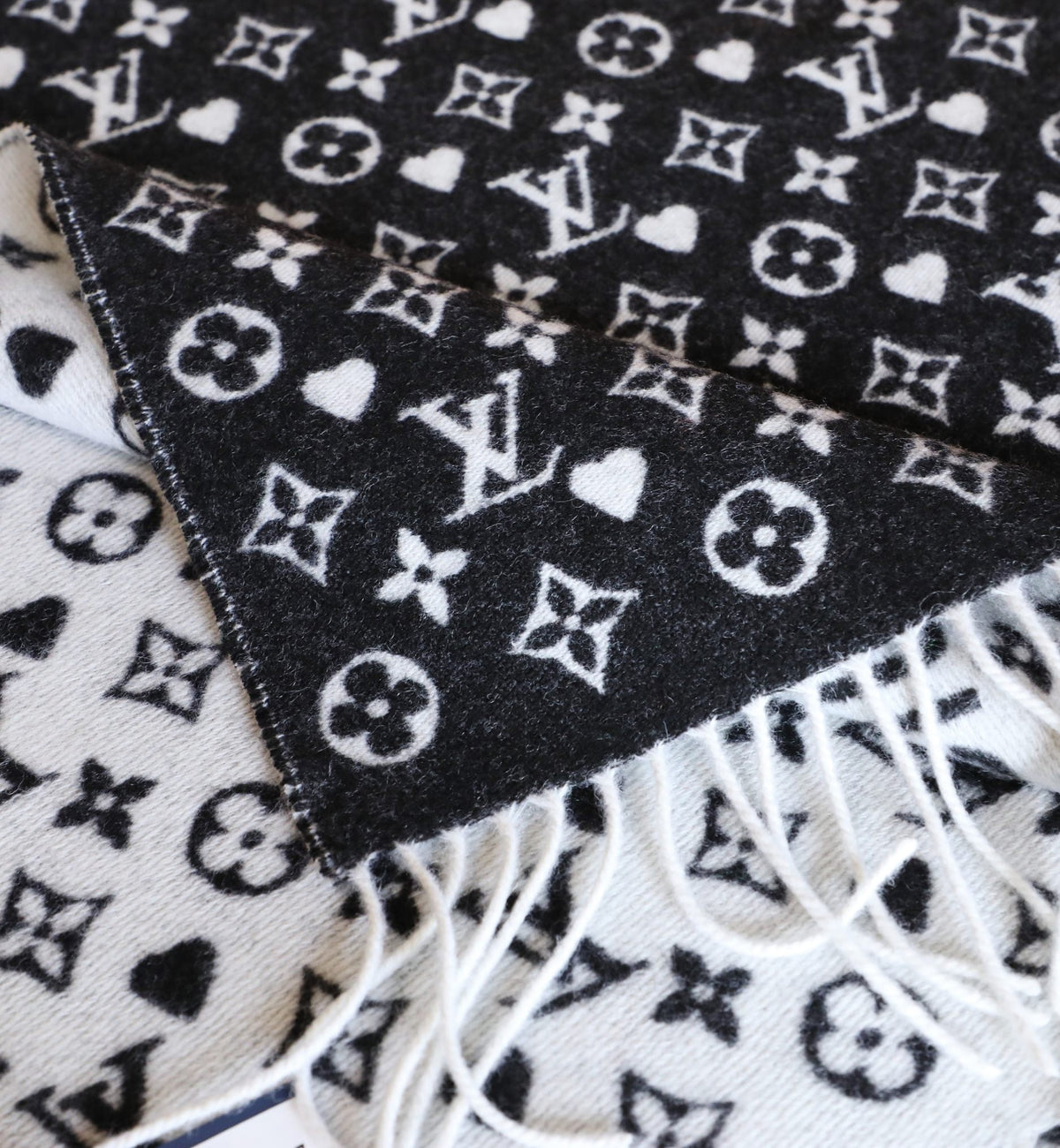Modischer Schal mit Herzprägung