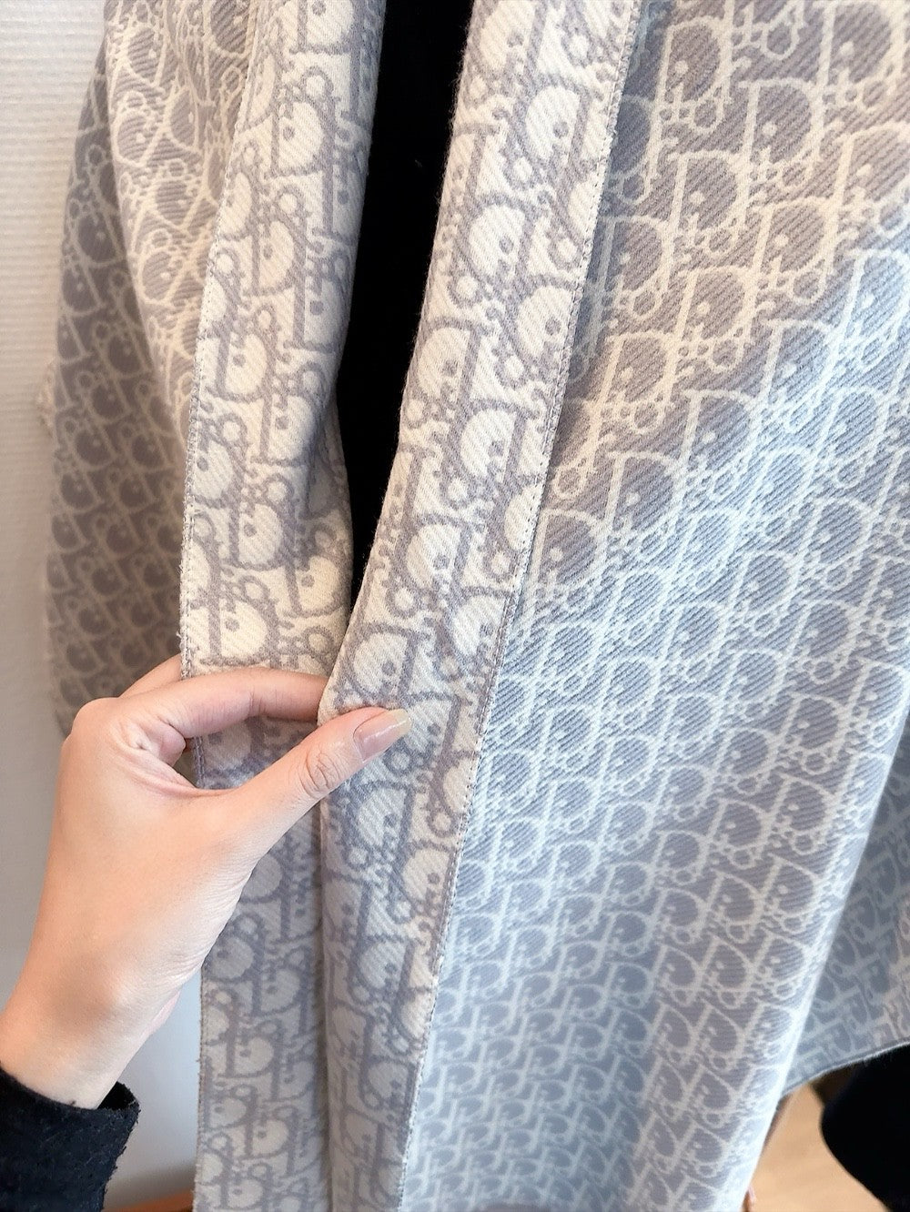 Eleganter Schal mit geprägten Quasten