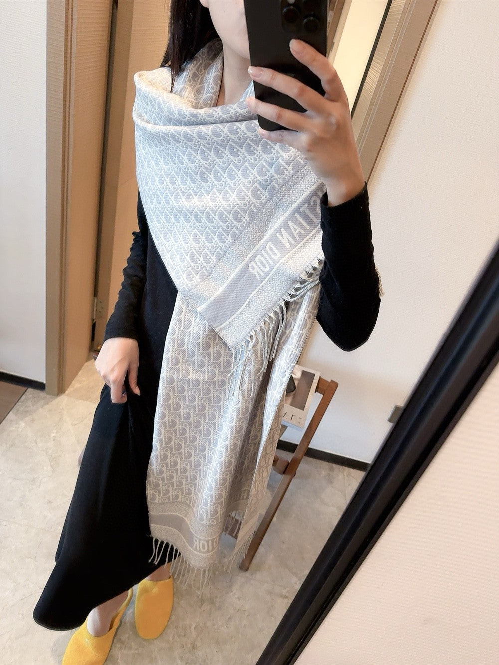 Eleganter Schal mit geprägten Quasten