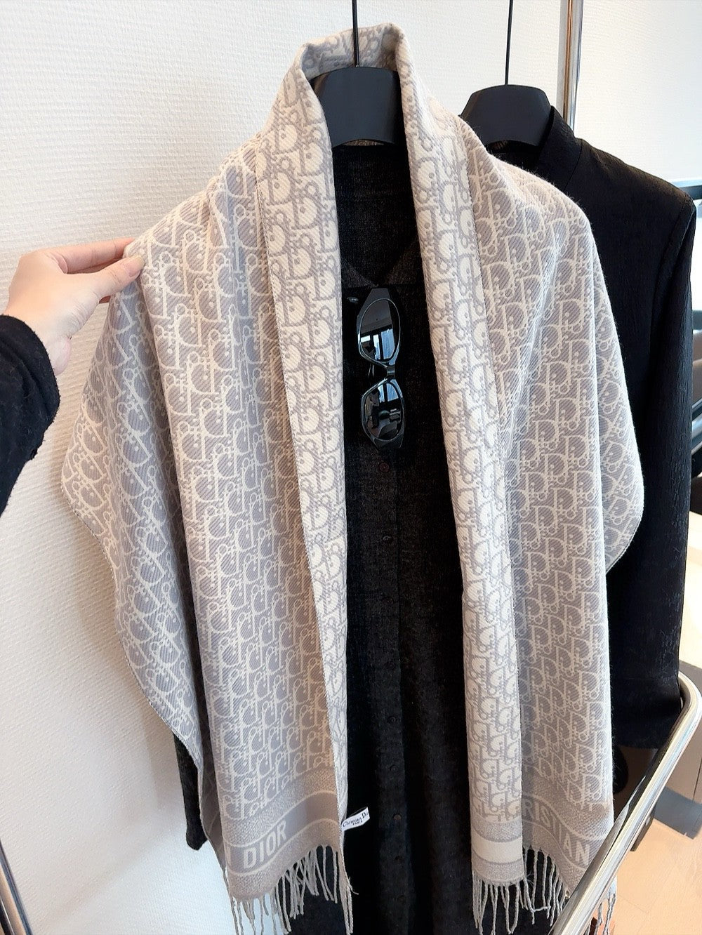 Eleganter Schal mit geprägten Quasten