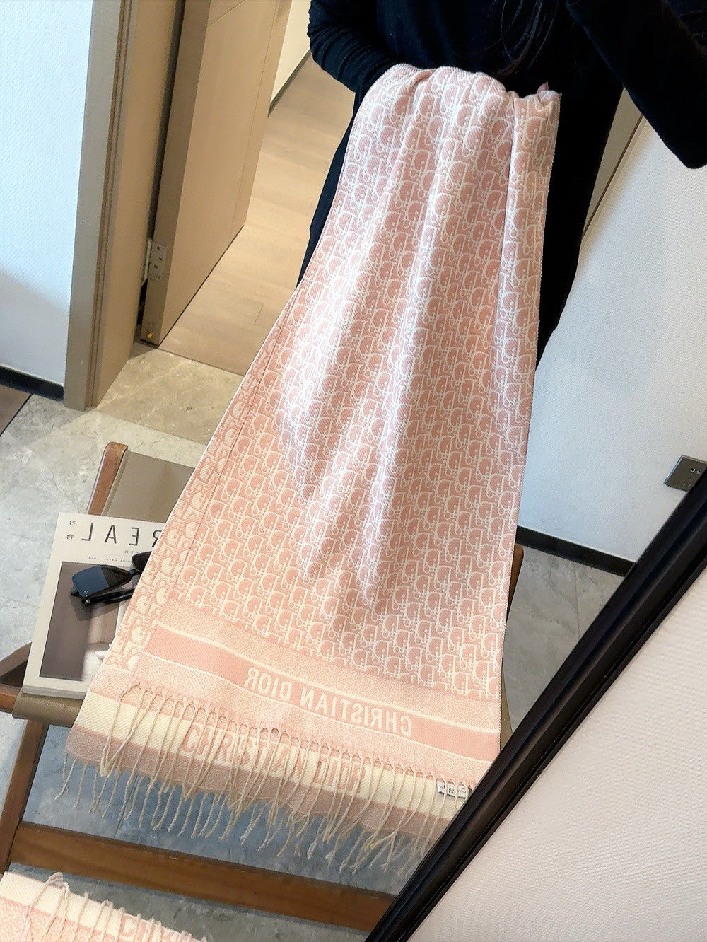 Eleganter Schal mit geprägten Quasten