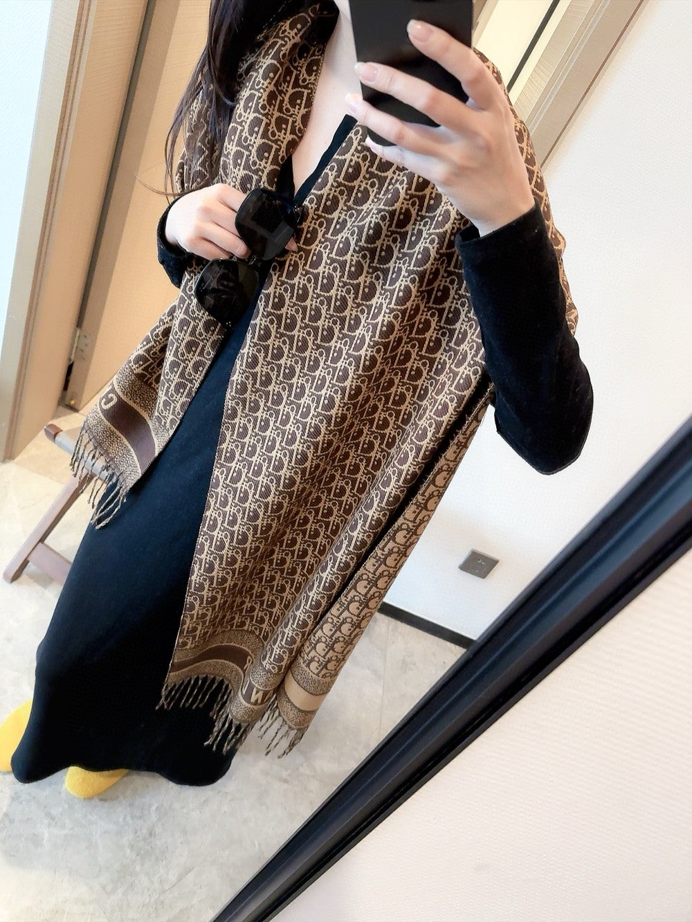 Eleganter Schal mit geprägten Quasten