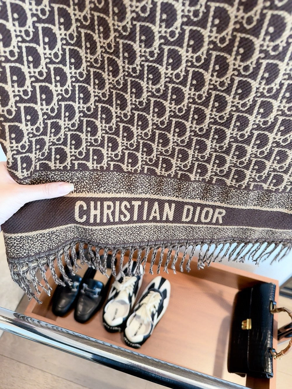 Eleganter Schal mit geprägten Quasten