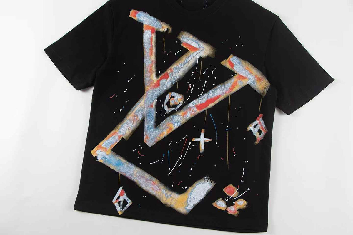 Neues farbenfrohes bedrucktes T-Shirt