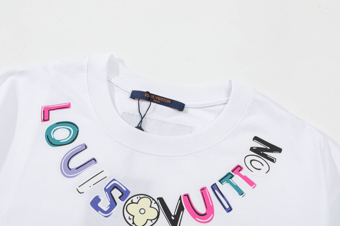 T-Shirt mit bunten Buchstaben