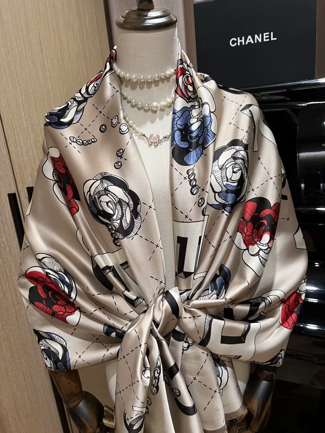 Eleganter Seidenschal mit Blumenmuster