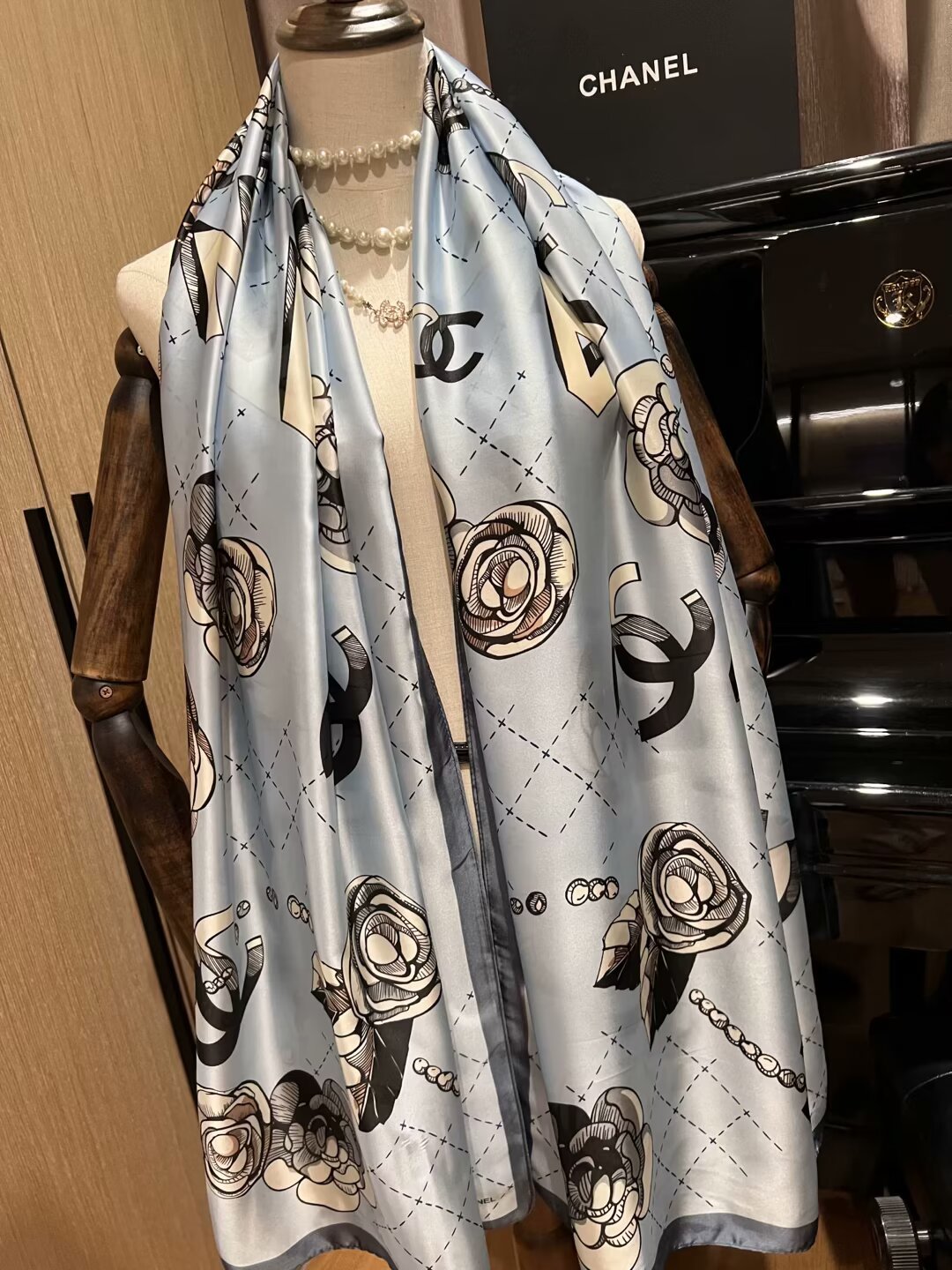 Eleganter Seidenschal mit Blumenmuster