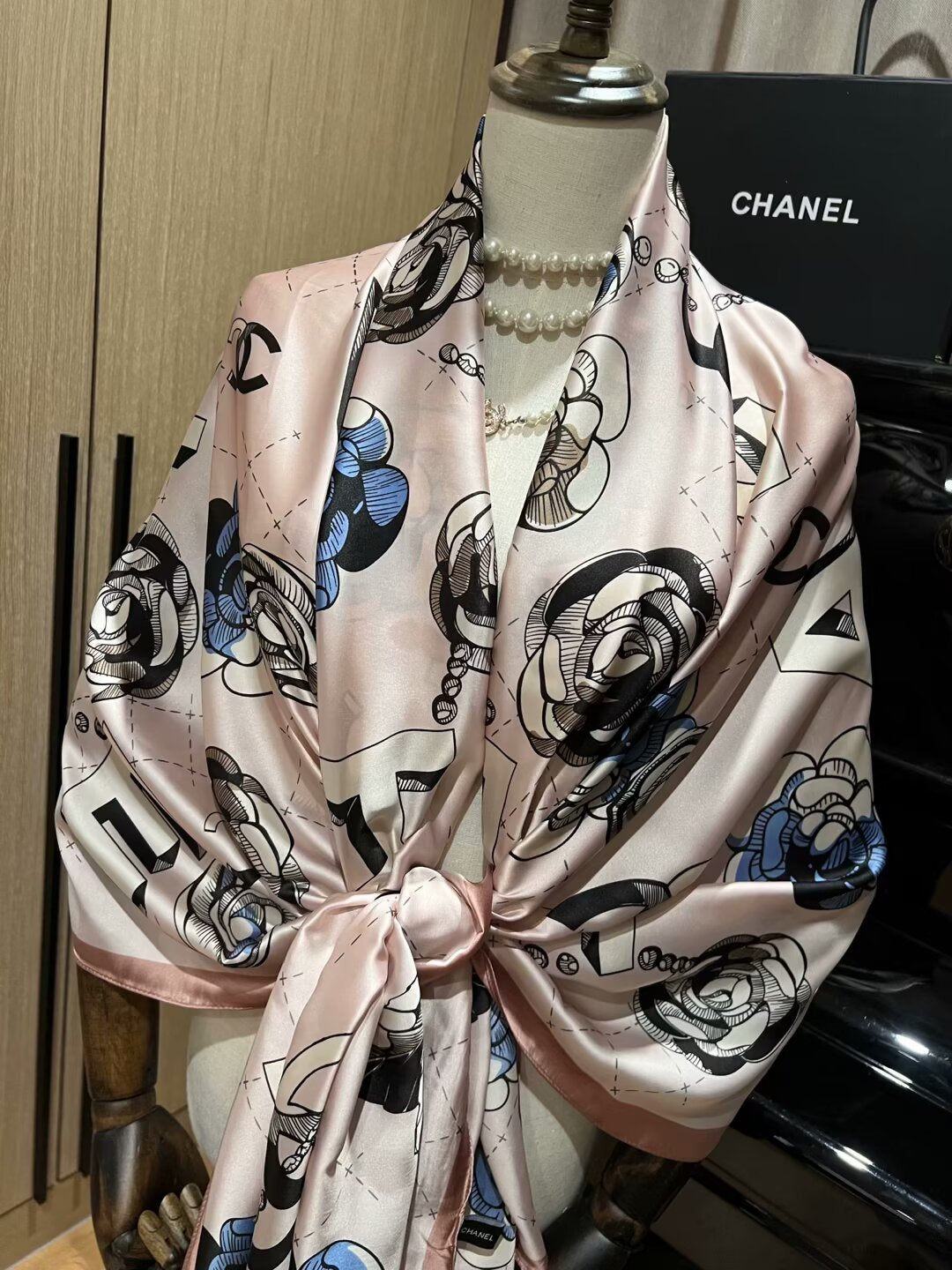 Eleganter Seidenschal mit Blumenmuster