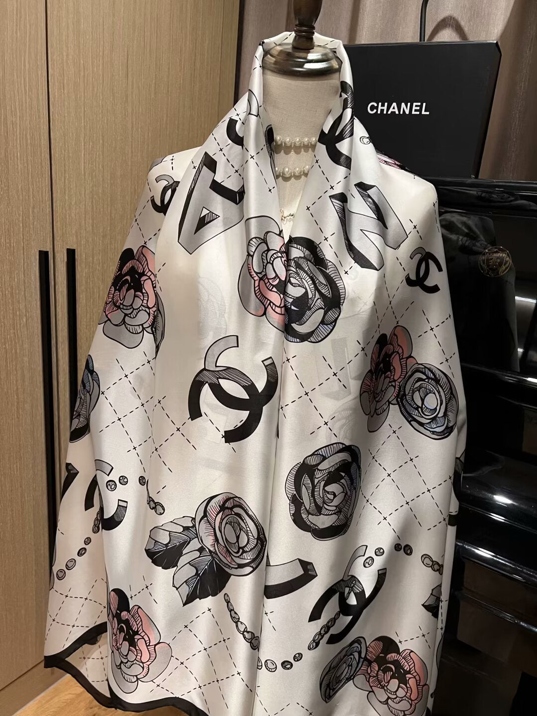 Eleganter Seidenschal mit Blumenmuster