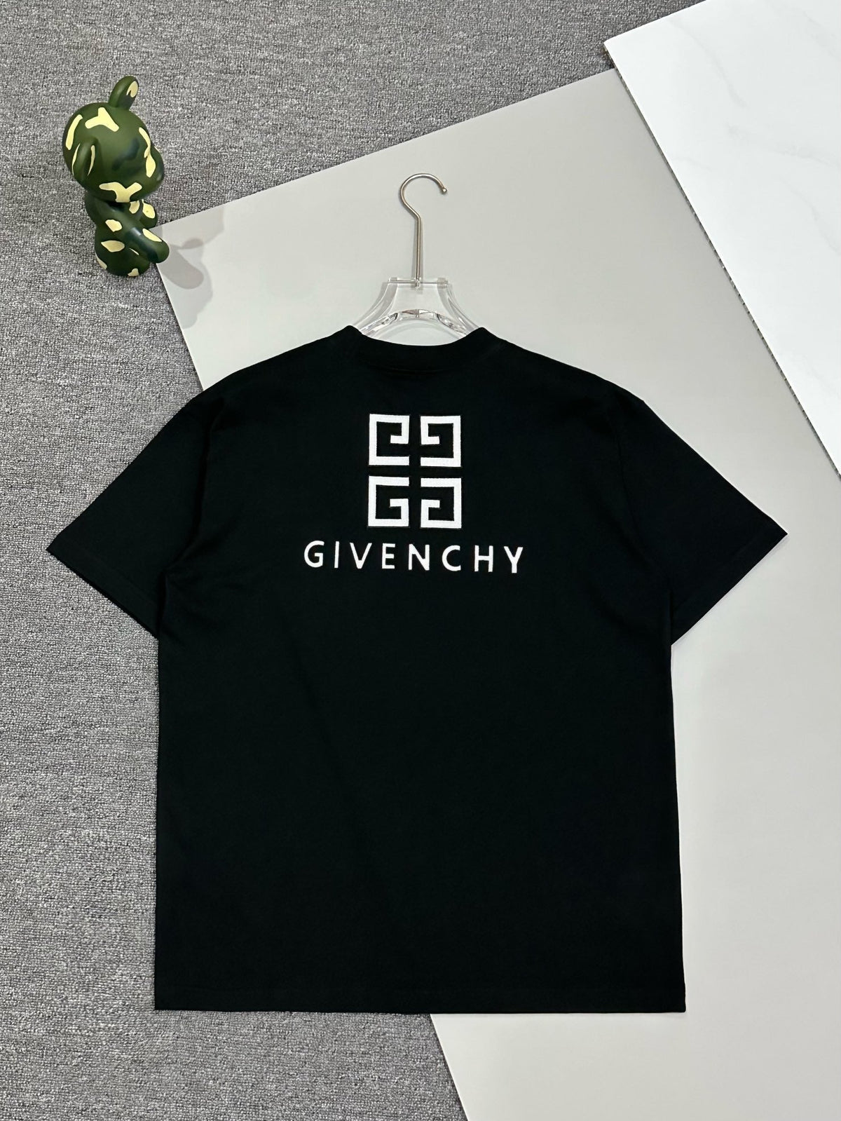 1105 Neues klassisches T-Shirt mit Monogramm-Print