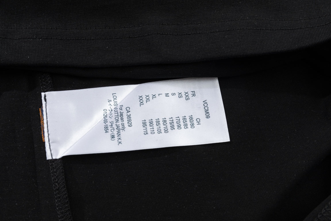 T-Shirt mit bunten Buchstaben