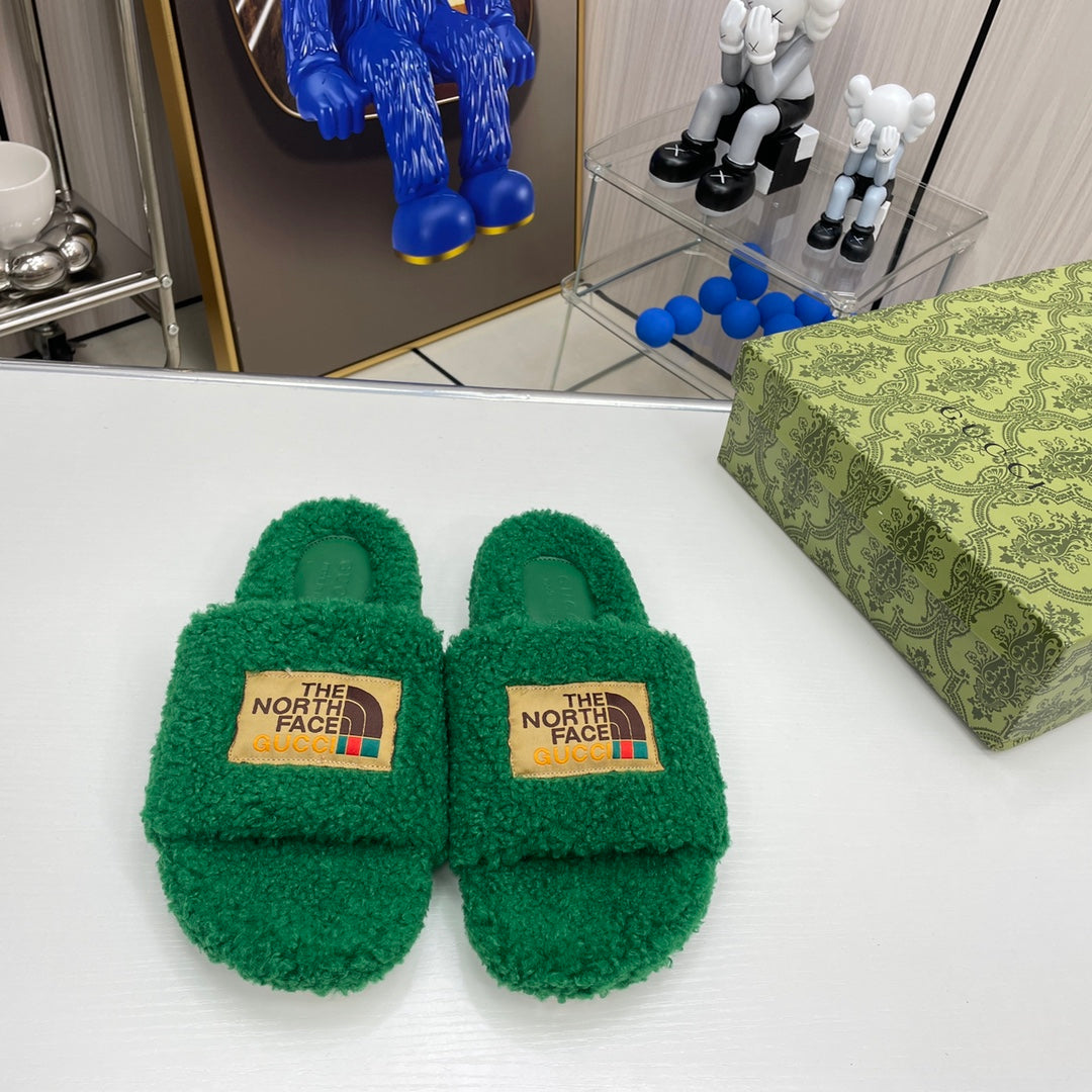 Trendige Co-Branding-Wollpantoffeln