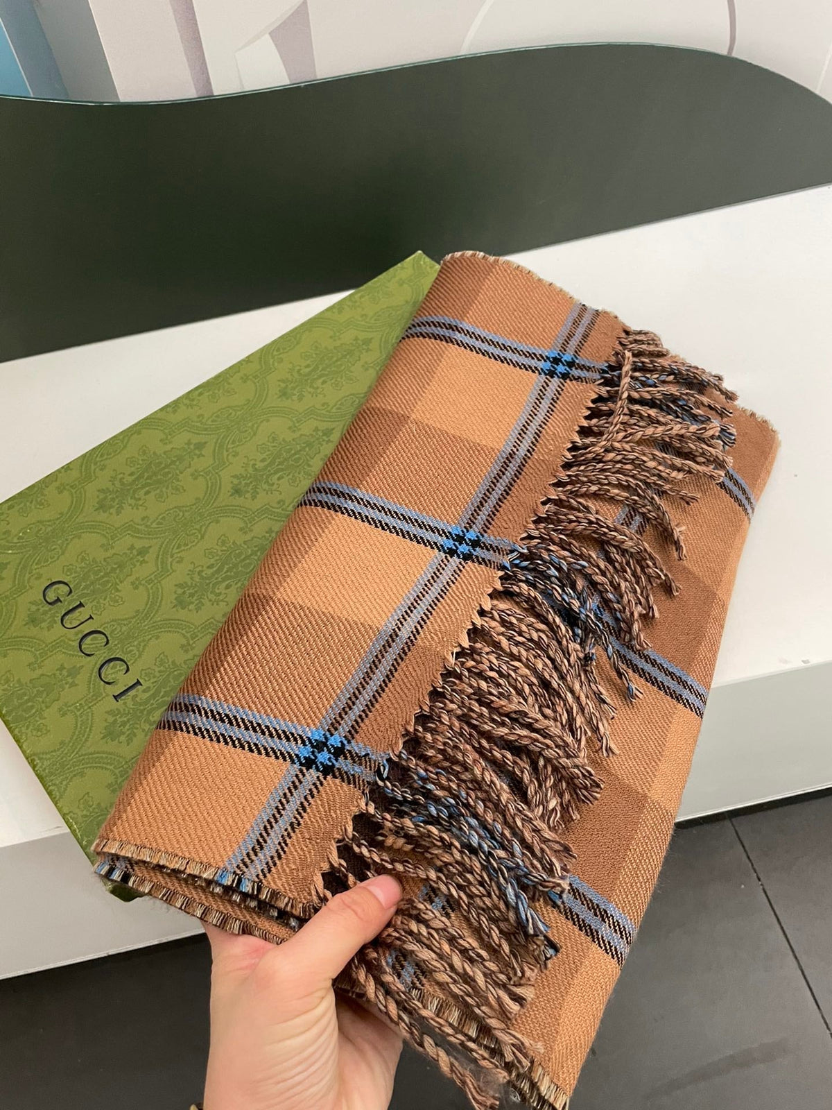 Doppelseitiger Plaid-G-Muster Quastenschal