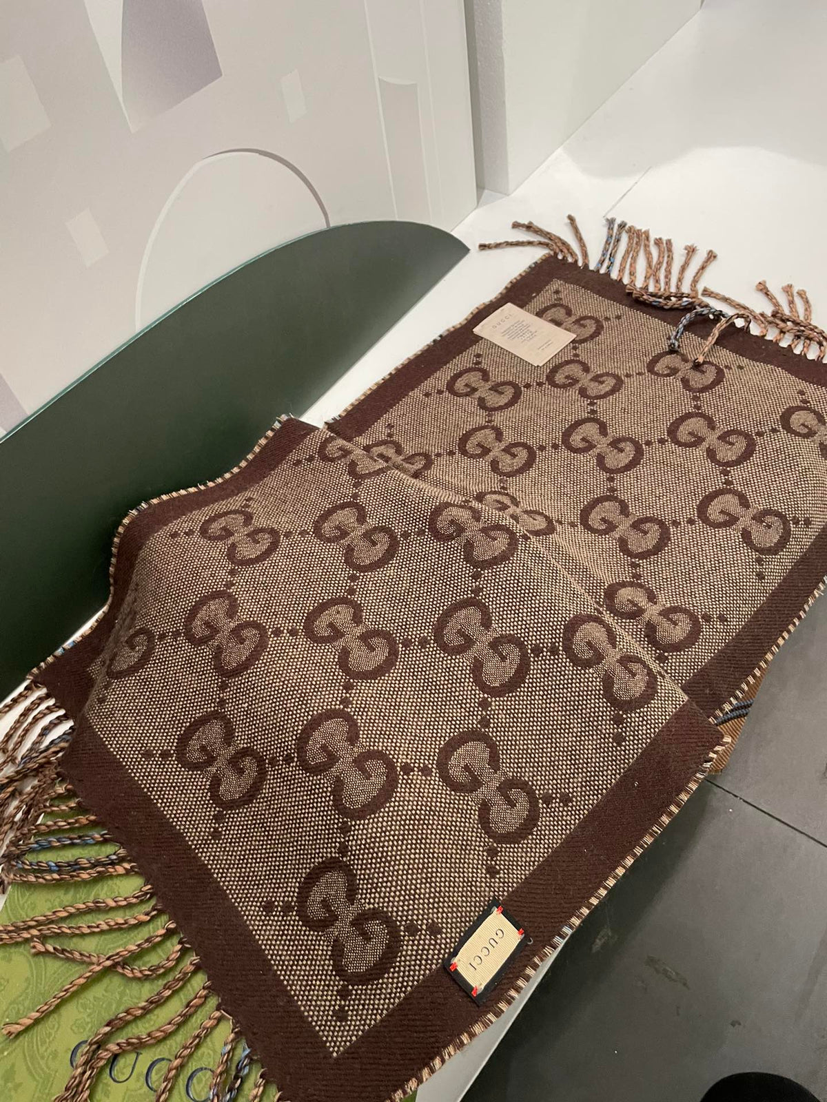 Doppelseitiger Plaid-G-Muster Quastenschal