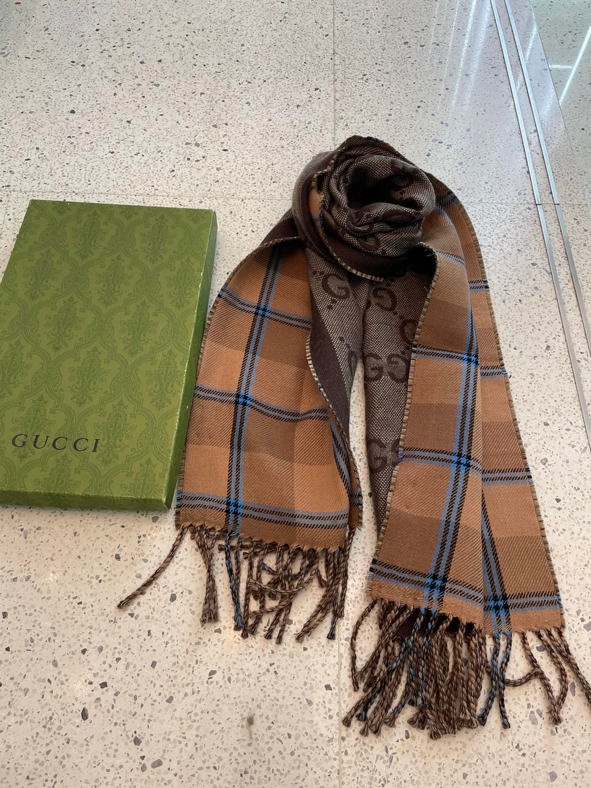 Doppelseitiger Plaid-G-Muster Quastenschal
