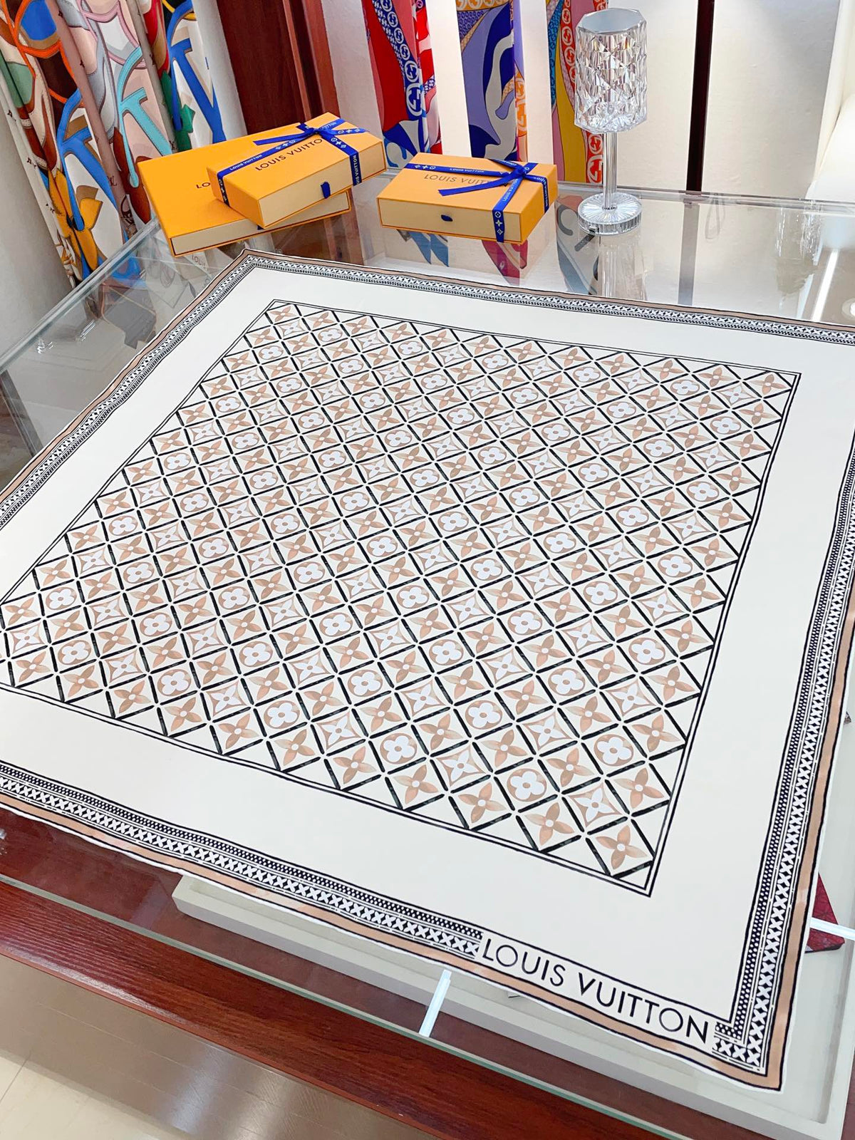 Quadratischer Seidenschal mit Vintage-Prägung