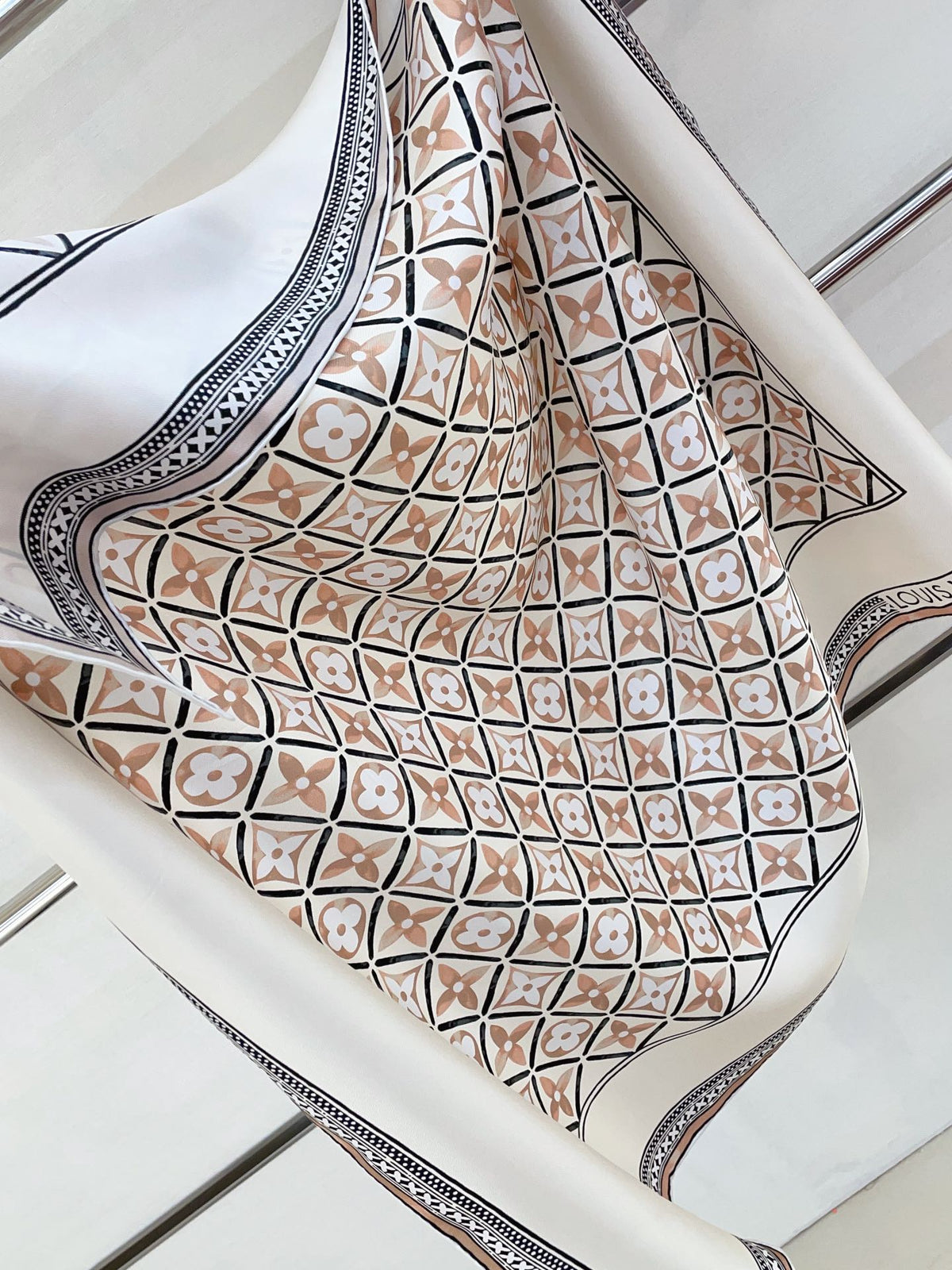 Quadratischer Seidenschal mit Vintage-Prägung