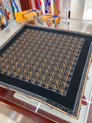Quadratischer Seidenschal mit Vintage-Prägung