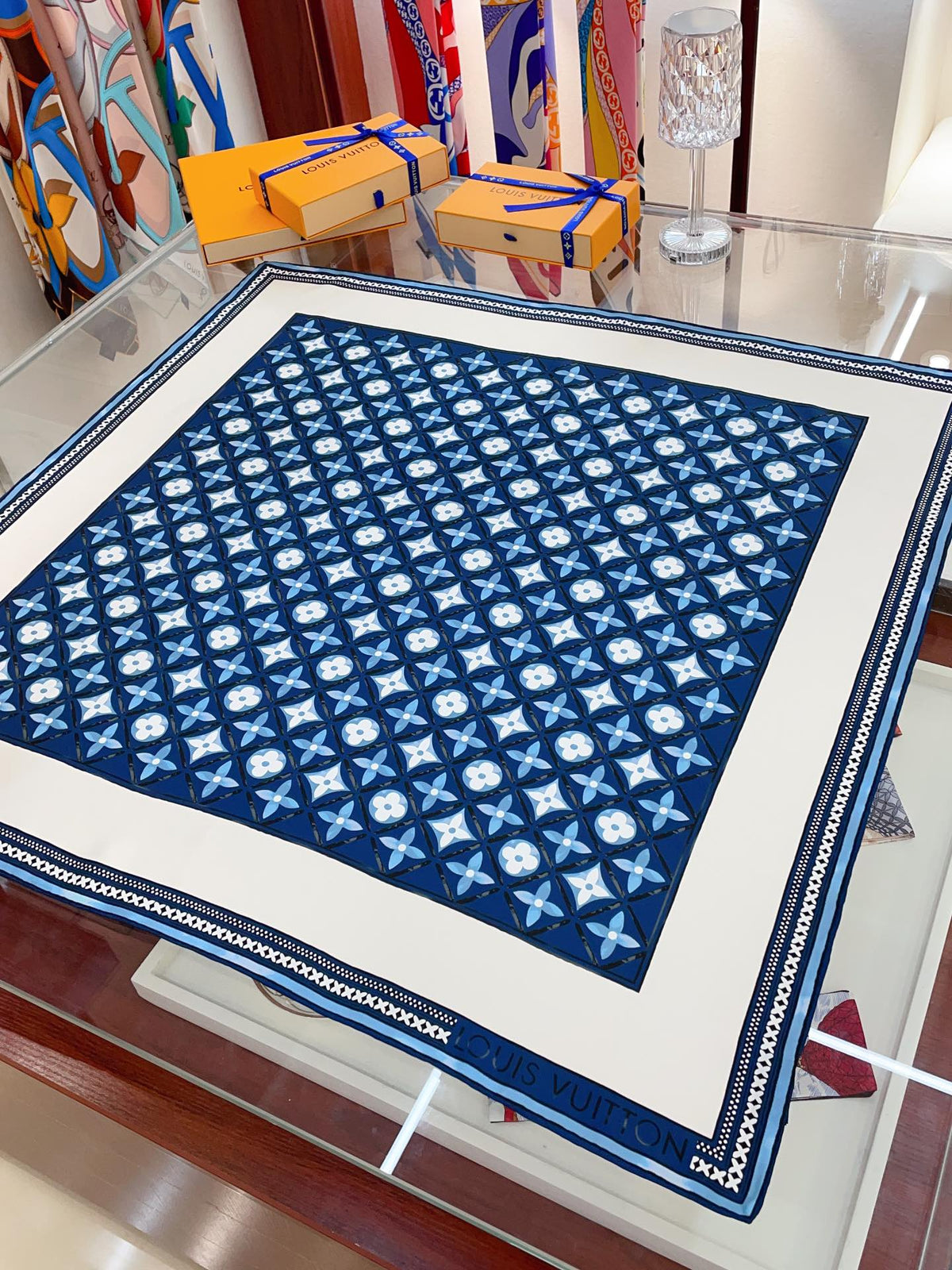Quadratischer Seidenschal mit Vintage-Prägung