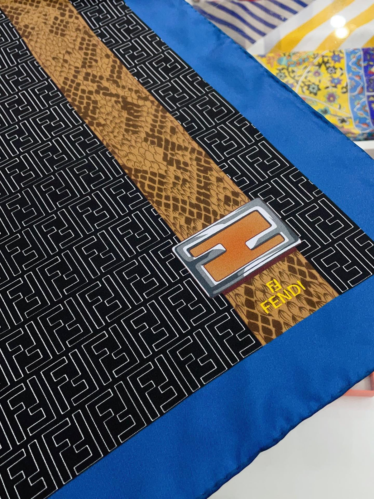 Quadratisches Seidentuch mit Retro-Muster