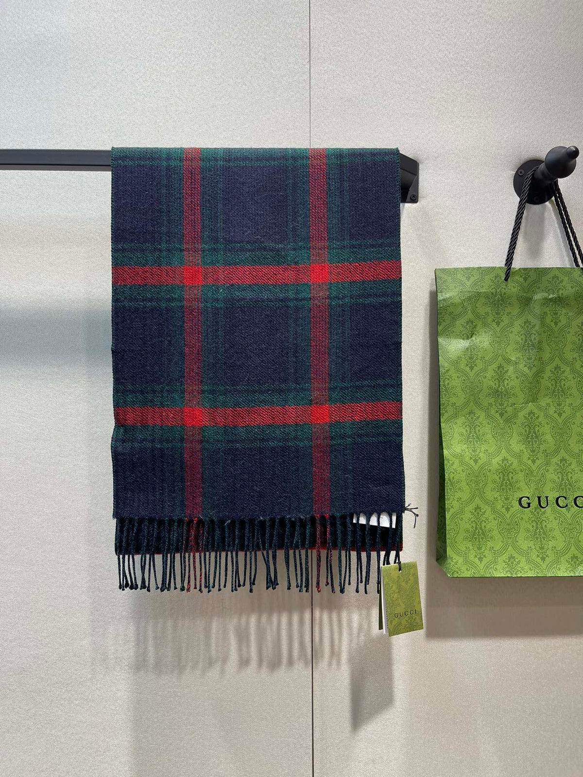 Doppelseitiger Plaid-G-Muster Quastenschal