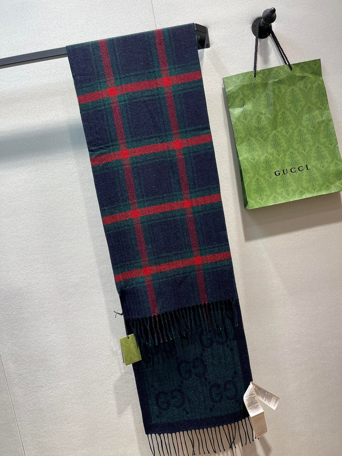Doppelseitiger Plaid-G-Muster Quastenschal