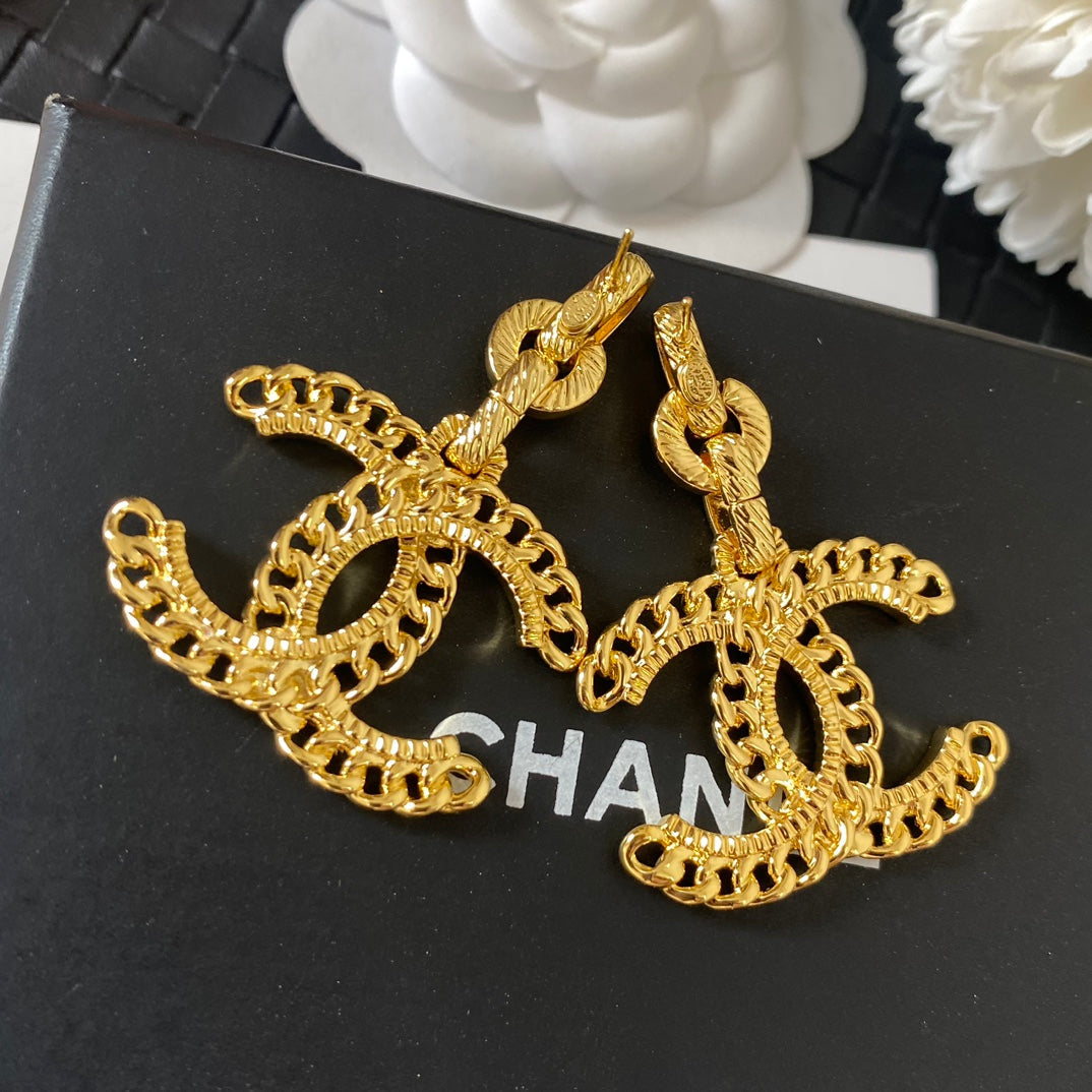Große goldene Logo-Ohrringe
