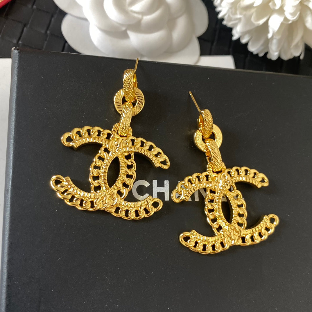 Große goldene Logo-Ohrringe