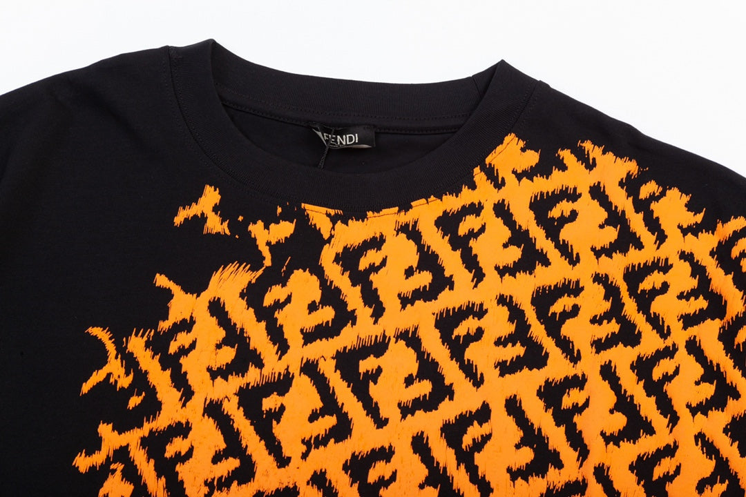 T-Shirt mit halb gedrucktem Logo
