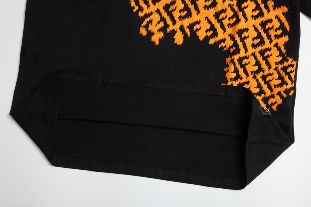 T-Shirt mit halb gedrucktem Logo