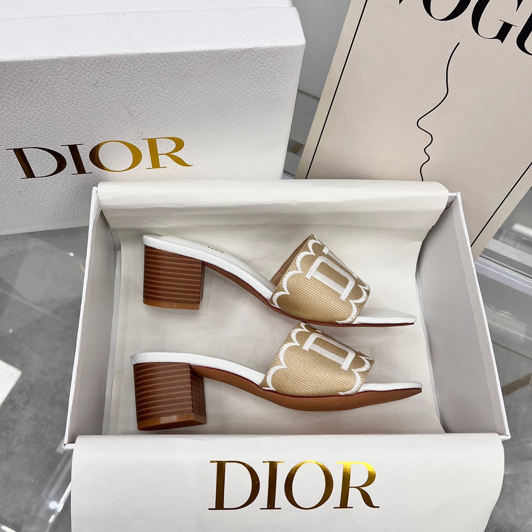 Bestickte Stroh-Sandalen mit Absatz