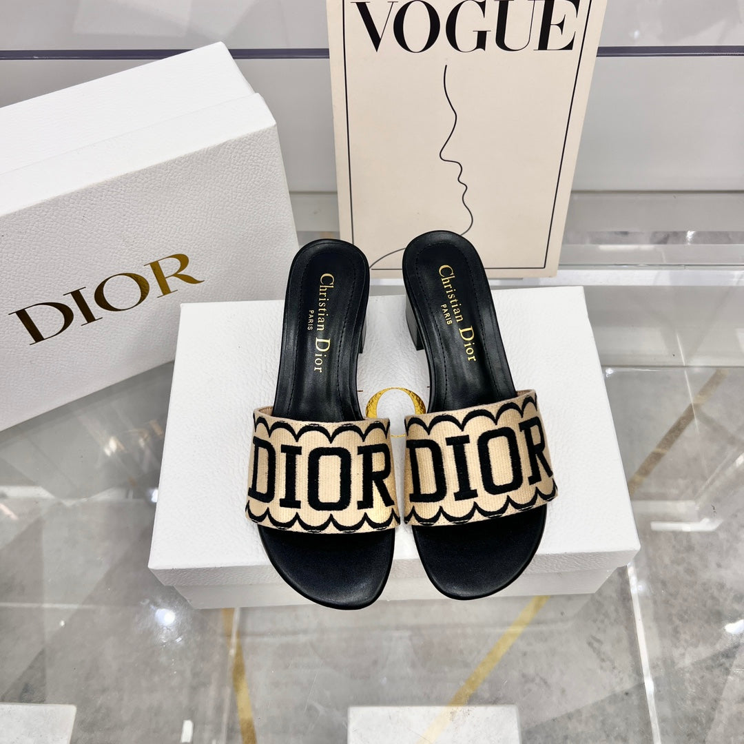 Bestickte Stroh-Sandalen mit Absatz