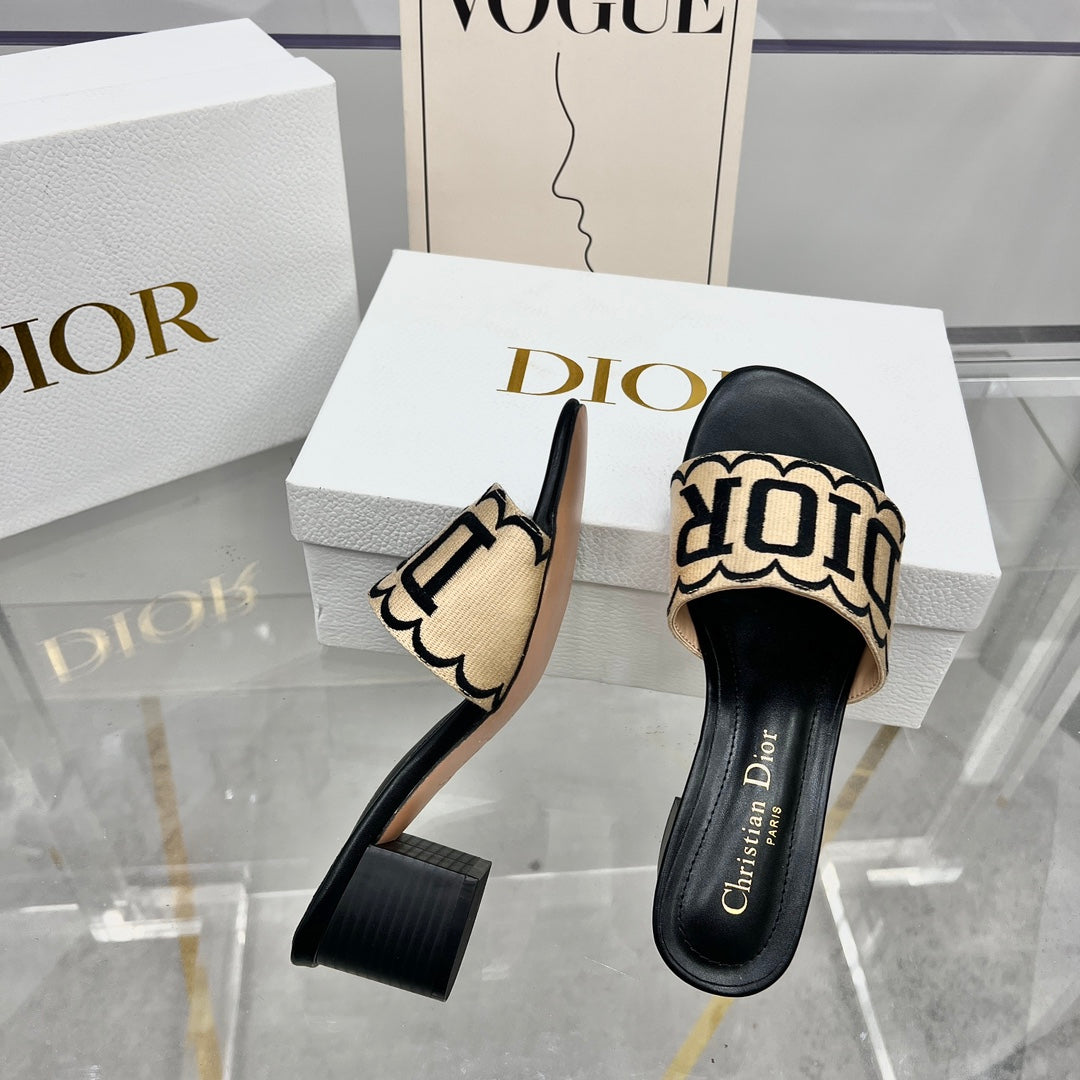 Bestickte Stroh-Sandalen mit Absatz