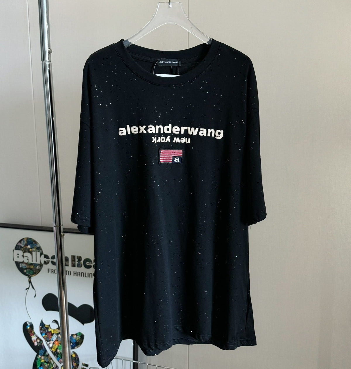 T-Shirt mit kurzem Arm, sternförmig glänzendem und besticktem Schaumstoff-Logo.