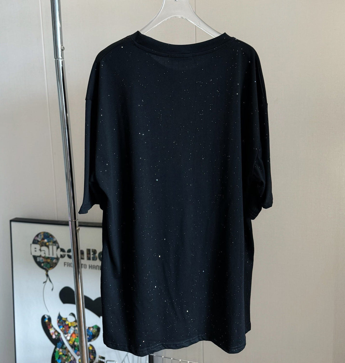 T-Shirt mit kurzem Arm, sternförmig glänzendem und besticktem Schaumstoff-Logo.