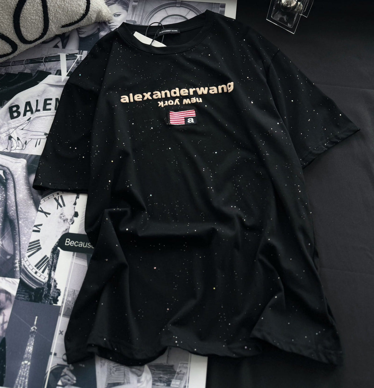 T-Shirt mit kurzem Arm, sternförmig glänzendem und besticktem Schaumstoff-Logo.