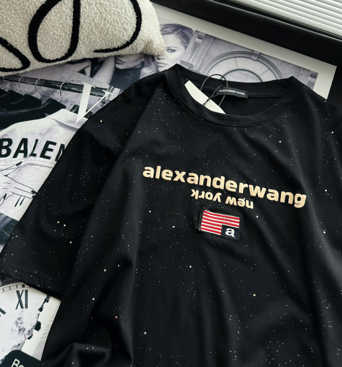 T-Shirt mit kurzem Arm, sternförmig glänzendem und besticktem Schaumstoff-Logo.