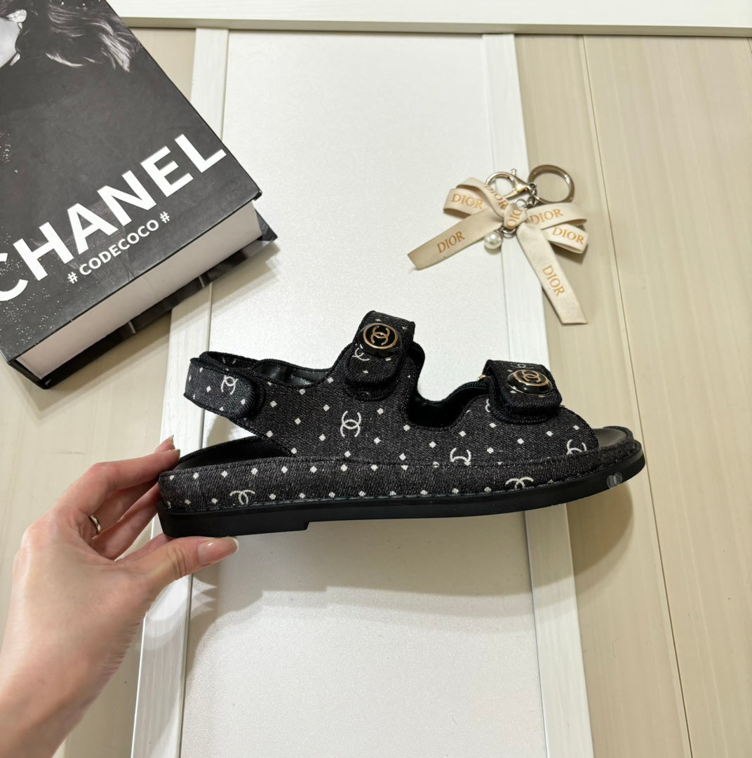 Sandalen mit rundem Schnallen-Klettverschluss aus Denim