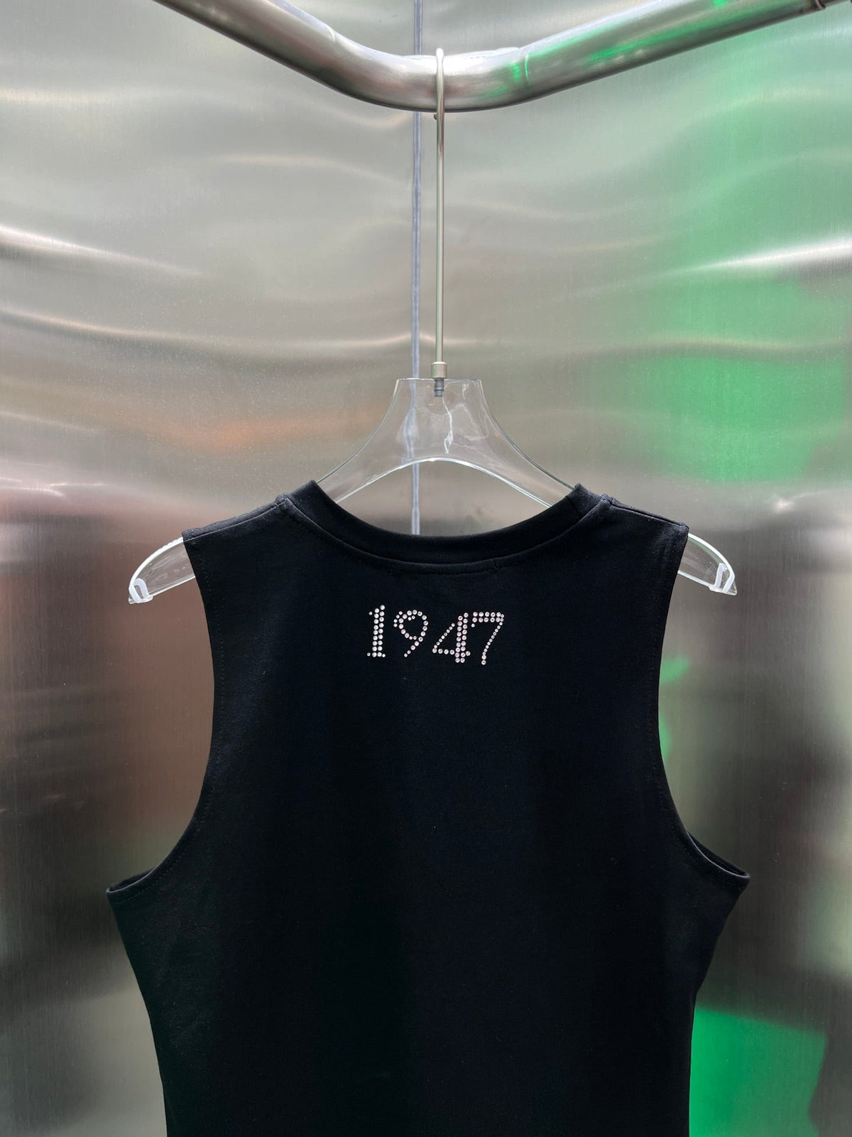 Ärmelloses Vintage-T-Shirt mit Hotfix-Diamanten im Second-Hand-Stil