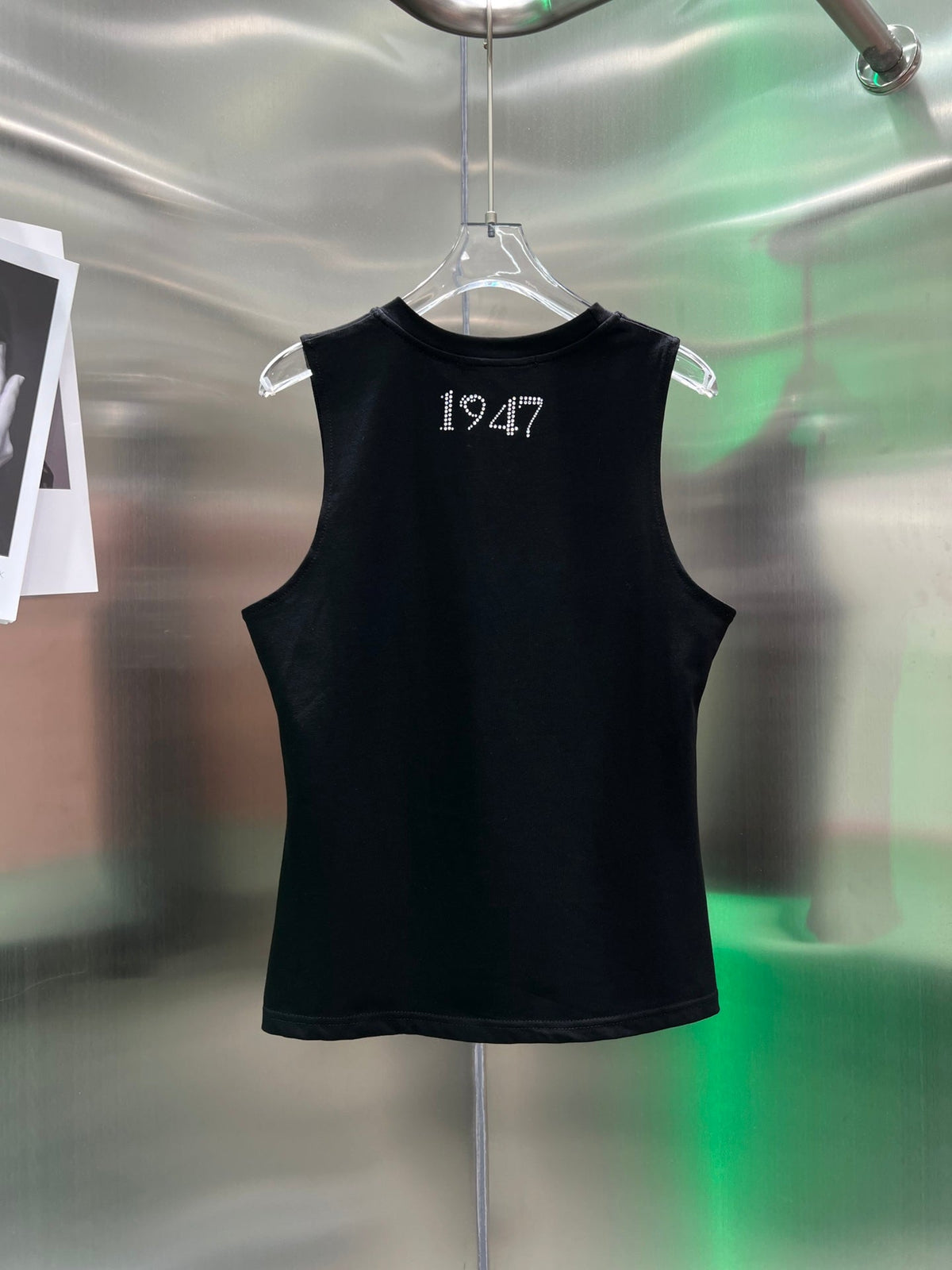 Ärmelloses Vintage-T-Shirt mit Hotfix-Diamanten im Second-Hand-Stil