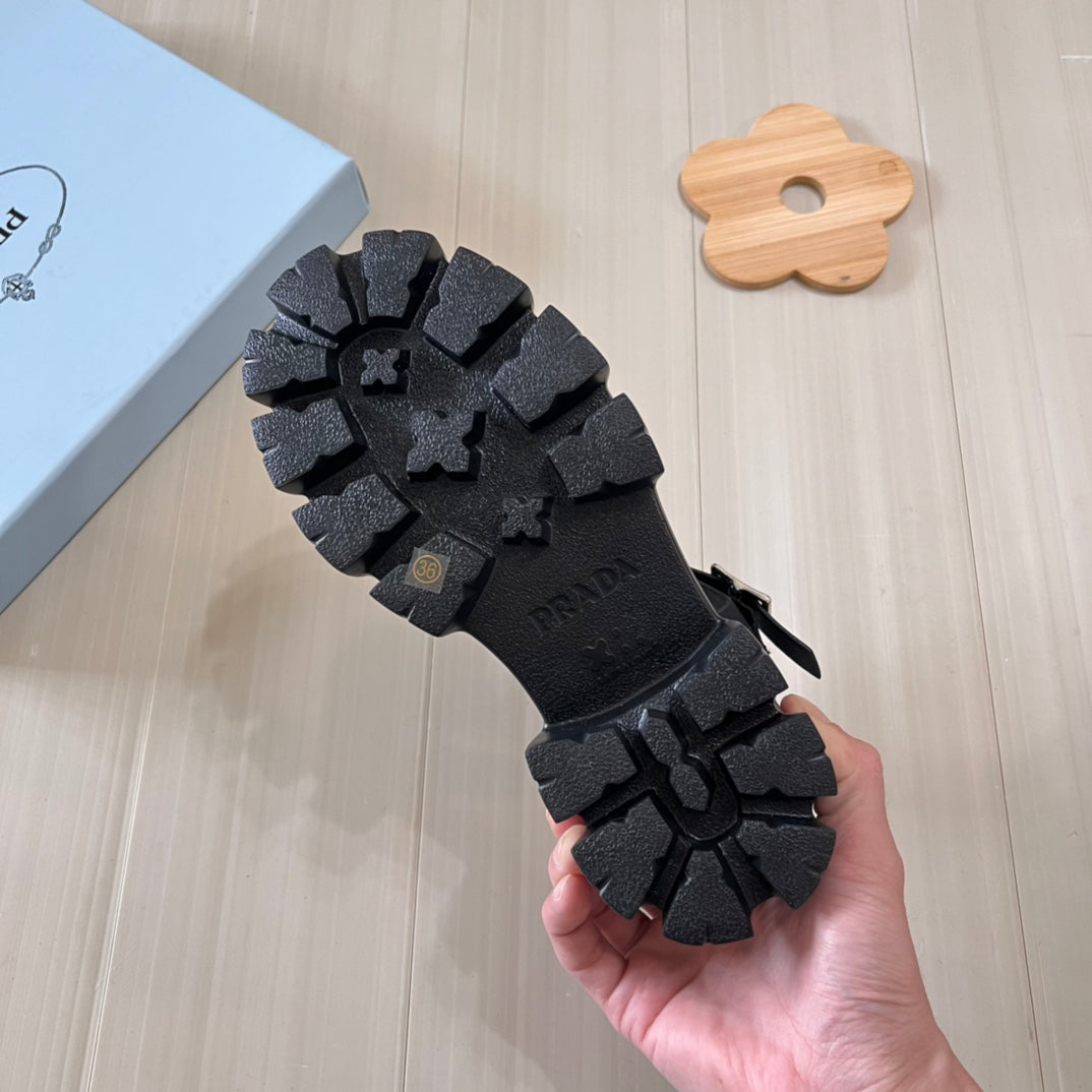 Sandalen mit Dreieckslogo und dicker Sohle