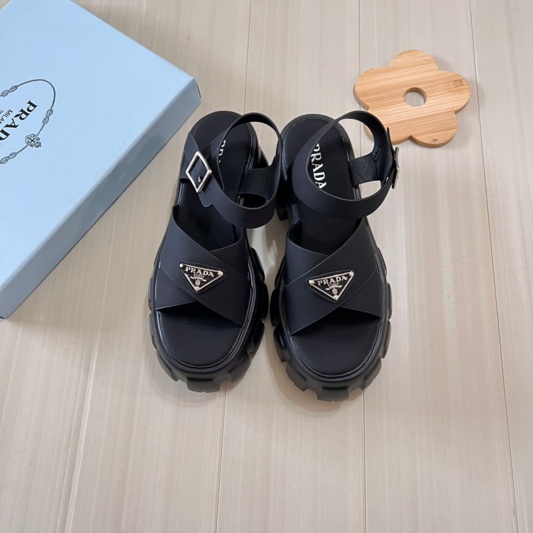 Sandalen mit Dreieckslogo und dicker Sohle