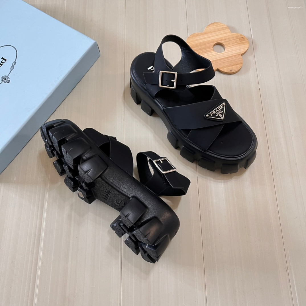 Sandalen mit Dreieckslogo und dicker Sohle