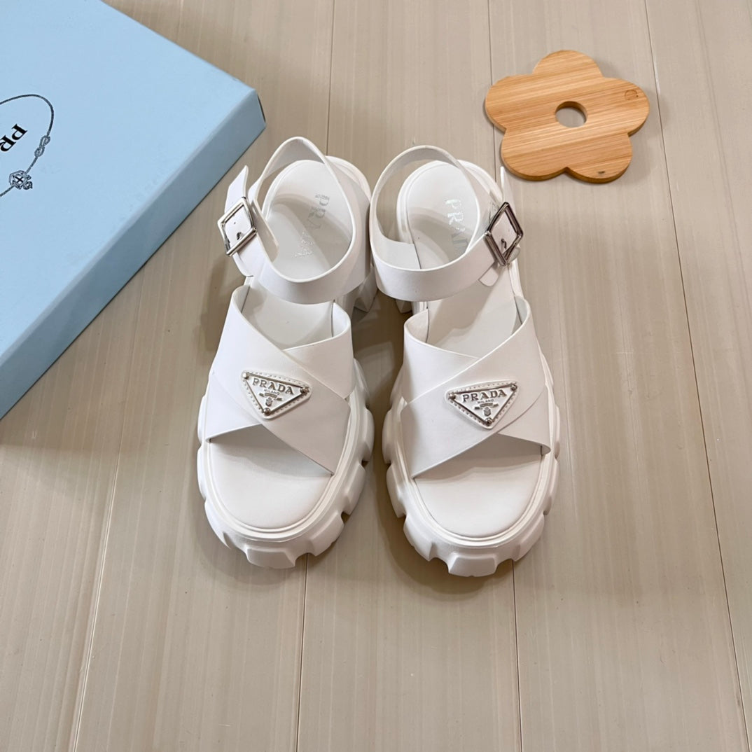 Sandalen mit Dreieckslogo und dicker Sohle