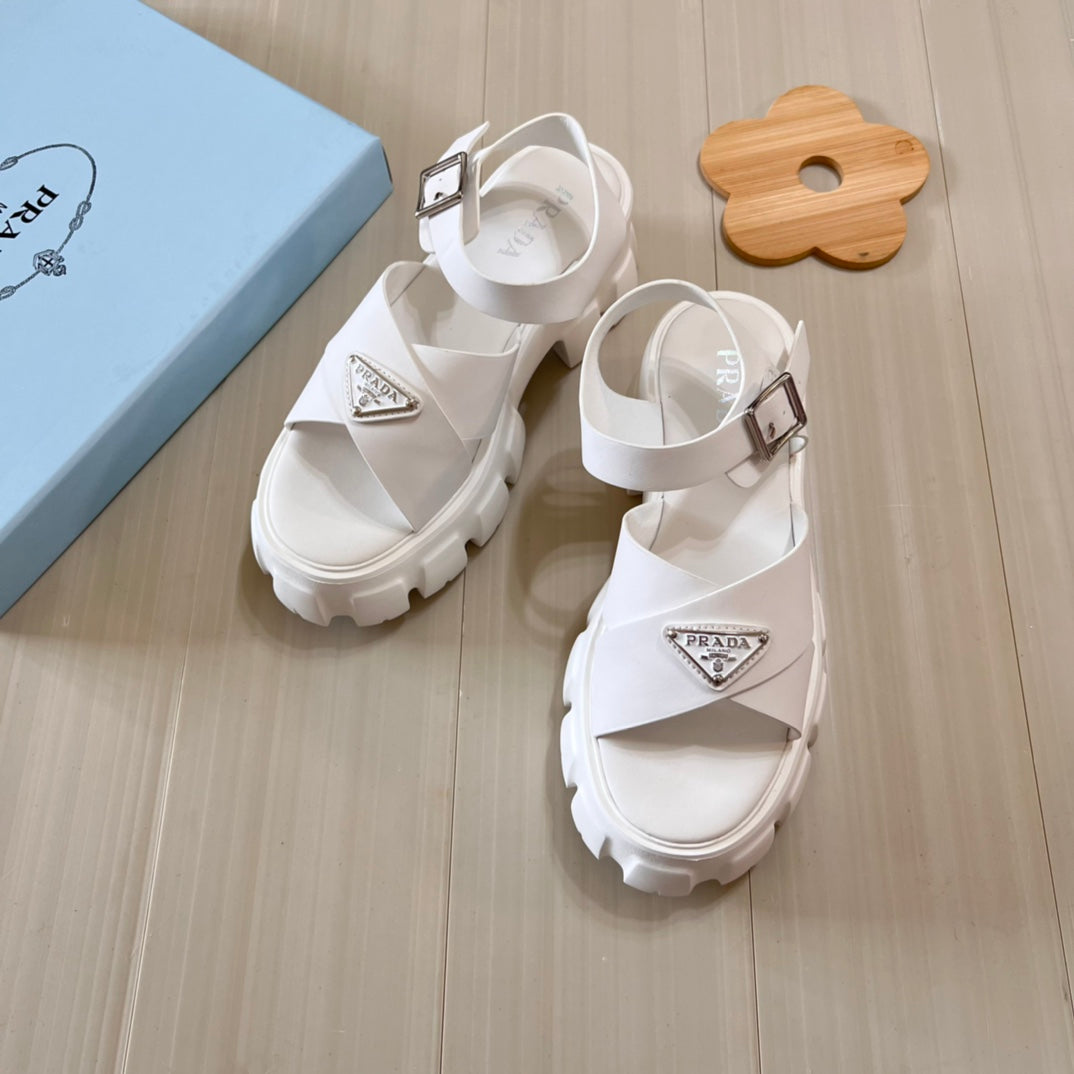 Sandalen mit Dreieckslogo und dicker Sohle